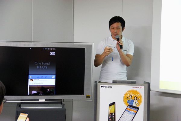 ワンハンドプラスをデモする野中氏