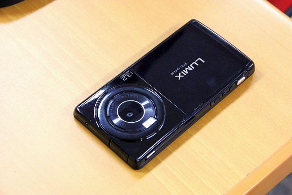 LUMIXスマホ旧機種からの機種変更を検討するブロガーも来場