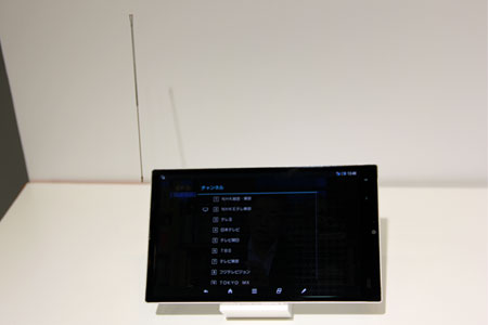 au発表会 2014 Spring AQUOS PAD SHT22（シャープ）